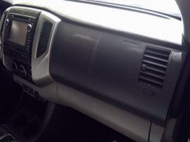 2013 TOYOTA TACOMA WHITE SR5 CREW CAB 4.0 AT 4WD.  Z24846